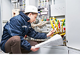 Arbeiten an Schaltschränken gehört für den Elektriker dazu