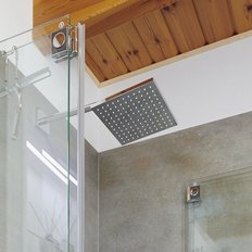 Eine moderne Dusche mit gläserner Trennwand und einem eleganten, quadratischen Duschkopf an der Decke.