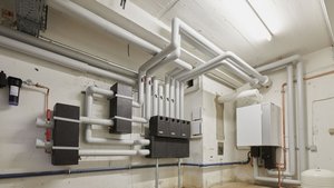 Ein technischer Raum mit zahlreichen weißen Rohren, die an der Wand verlaufen, und einer Heizungsanlage in der Ecke.