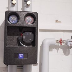 Ein modernes Heizsystem mit digitalen Anzeigen zeigt die Temperatur und den Status der Heizungsanlage in einem Kellerraum.