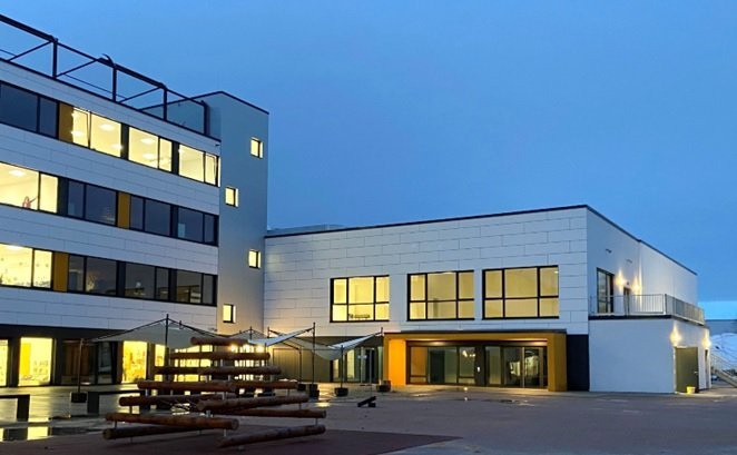 Die Architektur des Gebäudes kombiniert Funktionalität und Ästhetik, um eine harmonische Umgebung zu schaffen.