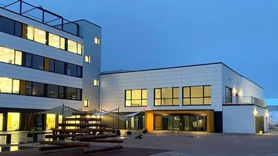 Die Architektur des Gebäudes kombiniert Funktionalität und Ästhetik, um eine harmonische Umgebung zu schaffen.