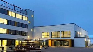 Die Architektur des Gebäudes kombiniert Funktionalität und Ästhetik, um eine harmonische Umgebung zu schaffen.