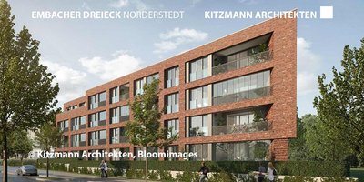 Ein modernes, dreigeschossiges Wohngebäude aus roten Ziegeln, umgeben von Bäumen und einer gepflegten Grünfläche.
