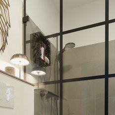 Ein stilvolles Badezimmer mit einer modernen Duschkabine und einer eleganten Löwenwanddekoration aus Metall.