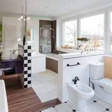 Ein modernes Badezimmer mit großen Fenstern, das viel Tageslicht hereinlässt und eine entspannende Atmosphäre schafft.