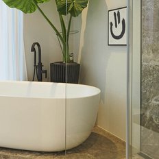 Ein modernes Badezimmer mit einer freistehenden Badewanne, großen Fenstern und einer eleganten Dusche aus Glas.